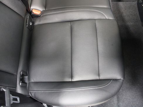 Used 2021 Volvo XC40 T5 Momentum image 28