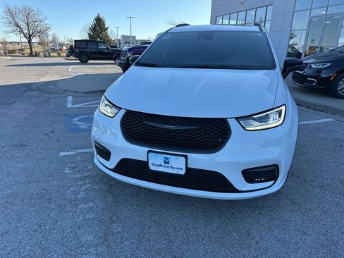 Used 2024 Chrysler Pacifica Touring-L w/ S Appearance Package image 6