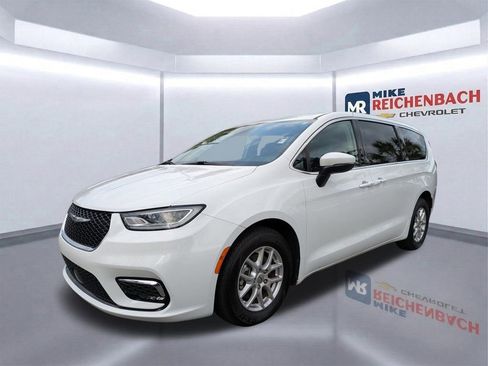 Used 2023 Chrysler Pacifica Touring-L image 8