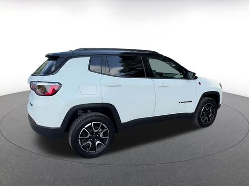 Used 2025 Jeep Compass Trailhawk AWD/4WD image 13