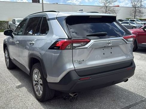 Used 2022 Toyota RAV4 XLE Premium FWD image 4