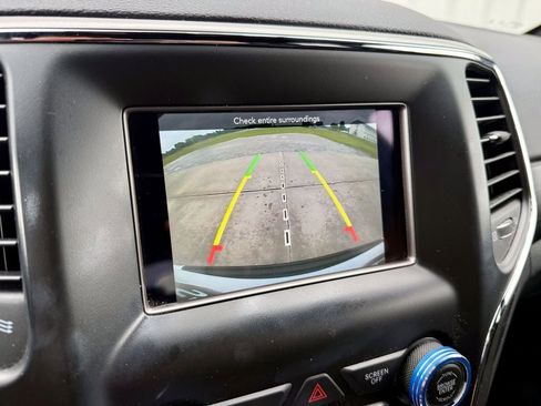 Used 2020 Jeep Grand Cherokee Laredo AWD/4WD image 24