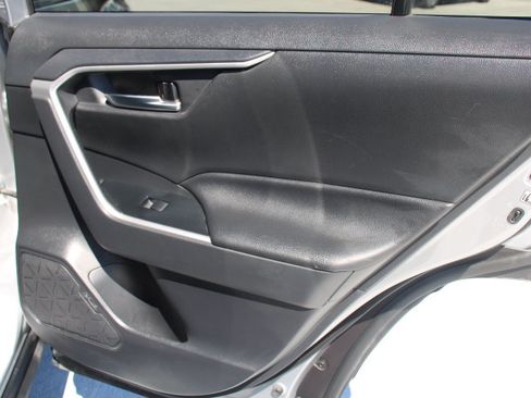 Used 2019 Toyota RAV4 XLE w/ Convenience Package FWD image 17