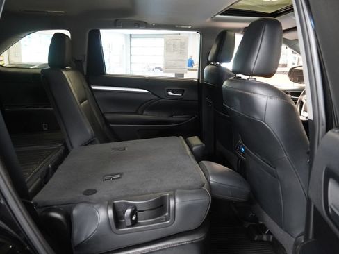 Used 2019 Toyota Highlander XLE AWD/4WD image 36