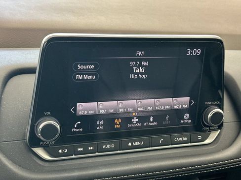 Used 2023 Nissan Rogue SV w/ SV Premium B Package FWD image 17