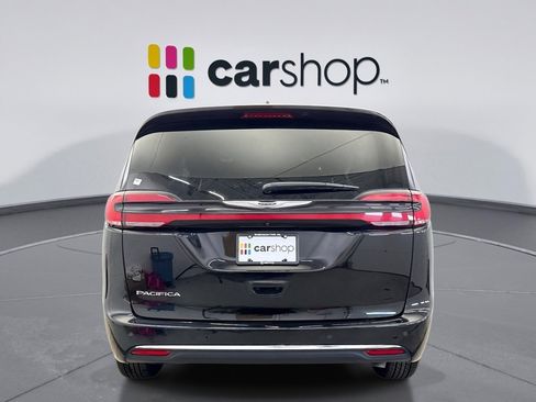 Used 2025 Chrysler Pacifica Select image 4