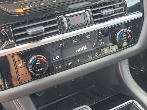 Used 2025 Nissan Pathfinder SL FWD image 27