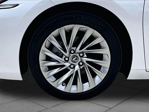 Used 2019 Lexus ES 350 Ultra Luxury w/ Accessory Package 2 FWD image 10