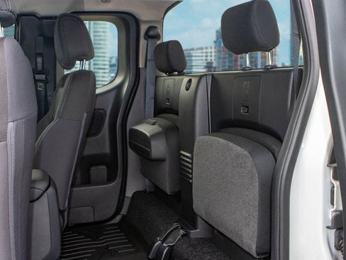 Used 2024 Nissan Frontier SV image 17