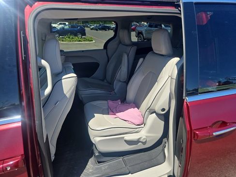 Used 2018 Chrysler Pacifica Limited FWD image 5
