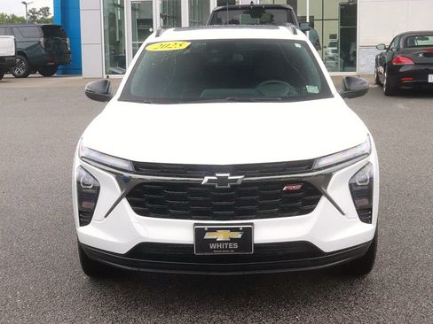 Used 2025 Chevrolet Trax RS w/ Sunroof Package FWD image 2
