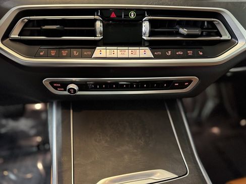 Used 2022 BMW X7 xDrive40i w/ Premium Package image 16