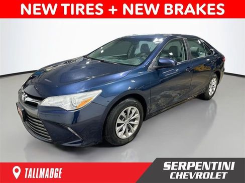 Used 2017 Toyota Camry LE FWD image 1