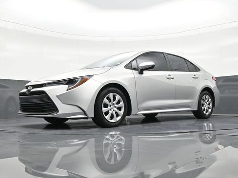 Used 2025 Toyota Corolla LE w/ Convenience Package image 23