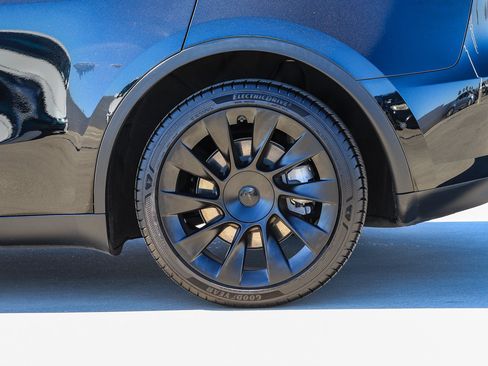 Used 2022 Tesla Model Y Long Range AWD/4WD image 11