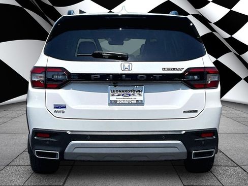 Used 2024 Honda Pilot Touring image 4