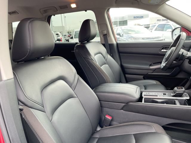 Used 2025 Nissan Pathfinder SL FWD image 16