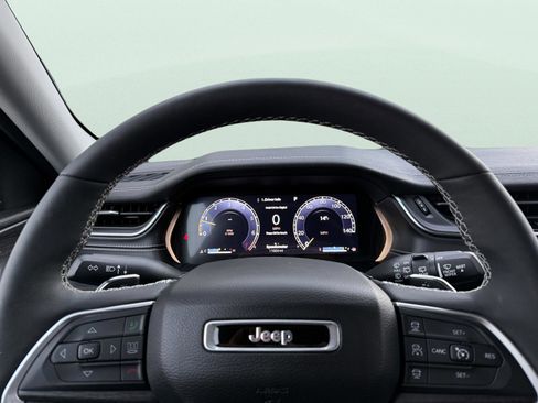 Used 2024 Jeep Grand Cherokee Limited w/ Luxury Tech Group II image 10