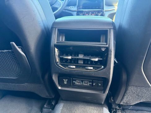 Used 2023 Jeep Grand Cherokee Limited w/ Black Appearance Package image 11