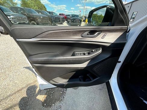 New 2025 Jeep Grand Cherokee Limited image 12