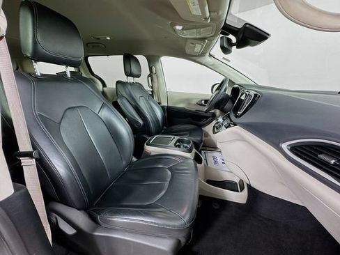 Used 2022 Chrysler Pacifica Touring-L FWD image 28