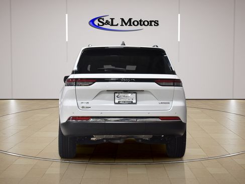 Used 2023 Jeep Grand Cherokee Laredo AWD/4WD image 7
