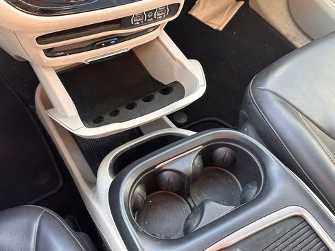 Used 2023 Chrysler Pacifica Touring-L w/ Uconnect Theater Family Group image 34