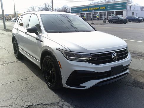 Used 2023 Volkswagen Tiguan SE R-Line image 8