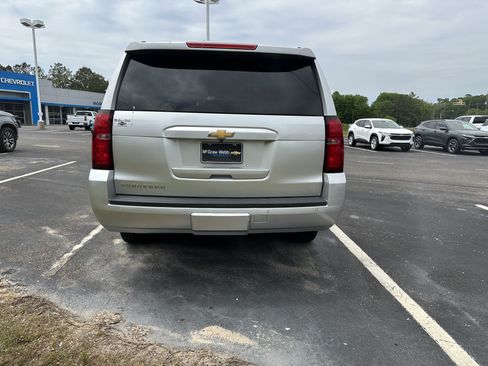 Used 2019 Chevrolet Suburban LT RWD image 6