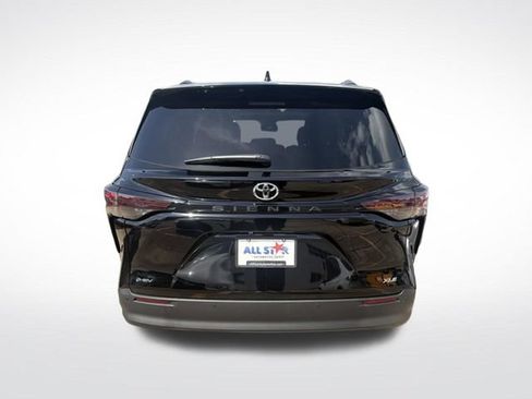 Used 2026 Toyota Sienna XLE FWD image 28