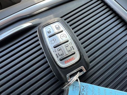Used 2023 Chrysler Pacifica Touring-L FWD image 32