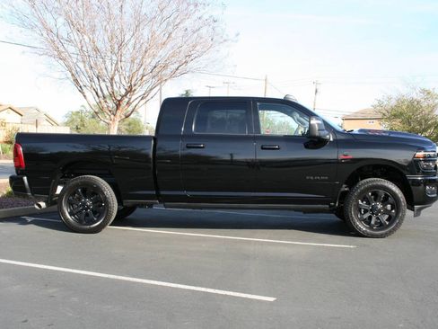 Used 2025 RAM 2500 Laramie AWD/4WD image 4