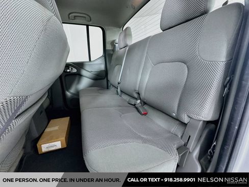 Used 2010 Nissan Frontier SE AWD/4WD image 21