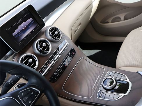 Used 2019 Mercedes-Benz GLC 300 4MATIC image 19