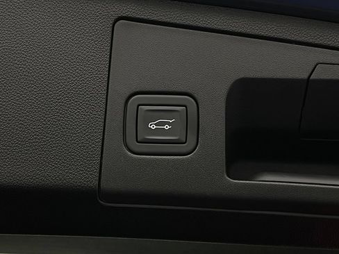 Used 2024 Cadillac XT4 Luxury w/ Cold Weather Package FWD image 12