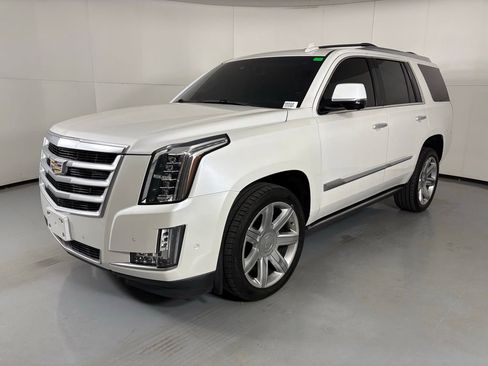 Used 2017 Cadillac Escalade Premium Luxury image 4