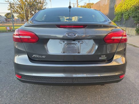 Used 2018 Ford Focus SE w/ SE Appearance Package FWD image 4