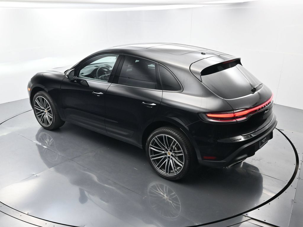 Certified 2025 Porsche Macan AWD/4WD image 35