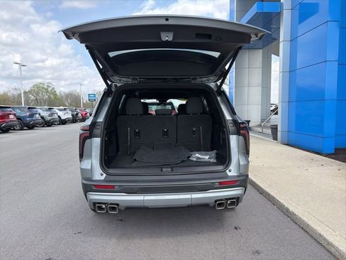 Used 2025 Chevrolet Traverse LT FWD image 9