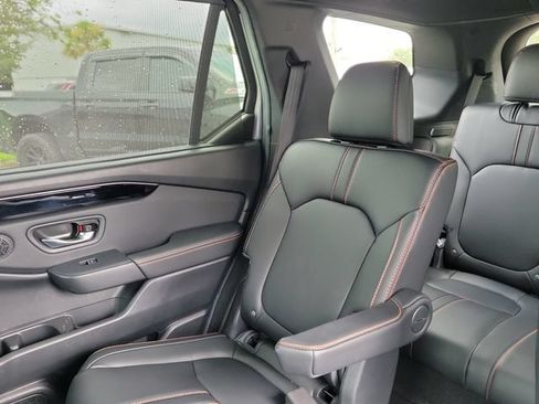 Used 2025 Honda Pilot TrailSport image 14