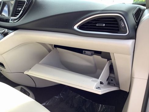 Used 2021 Chrysler Voyager Lxi image 39