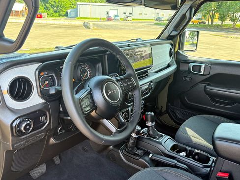 Used 2025 Jeep Wrangler Sport AWD/4WD image 6