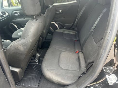 Used 2017 Jeep Renegade Latitude FWD image 12