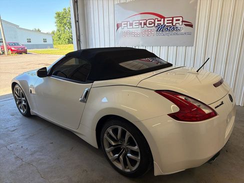 Used 2014 Nissan 370Z Touring RWD image 3