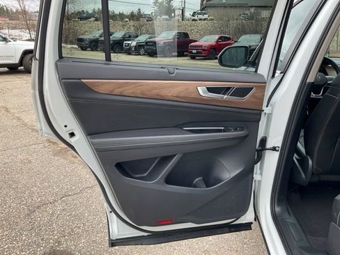 Used 2024 Volkswagen Atlas SE image 14