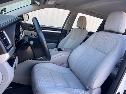 Used 2016 Toyota Highlander LE AWD/4WD image 12