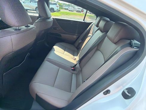 Used 2025 Lexus ES 350 w/ Premium Package FWD image 10