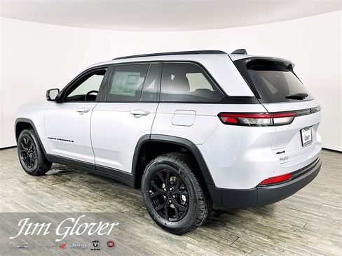 New 2025 Jeep Grand Cherokee Laredo image 12