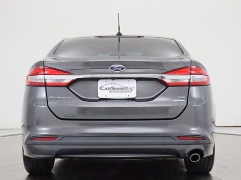 Used 2018 Ford Fusion SE w/ Fusion SE Technology Package FWD image 4