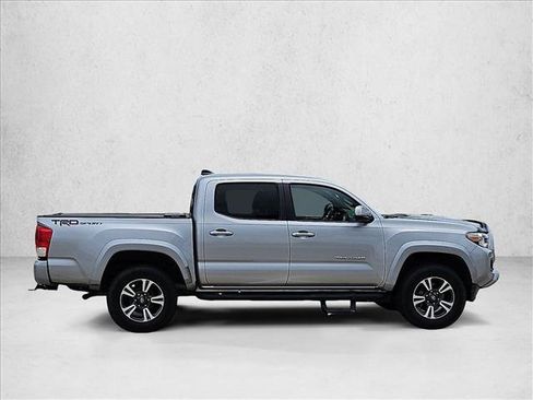 Used 2017 Toyota Tacoma TRD Sport RWD image 4